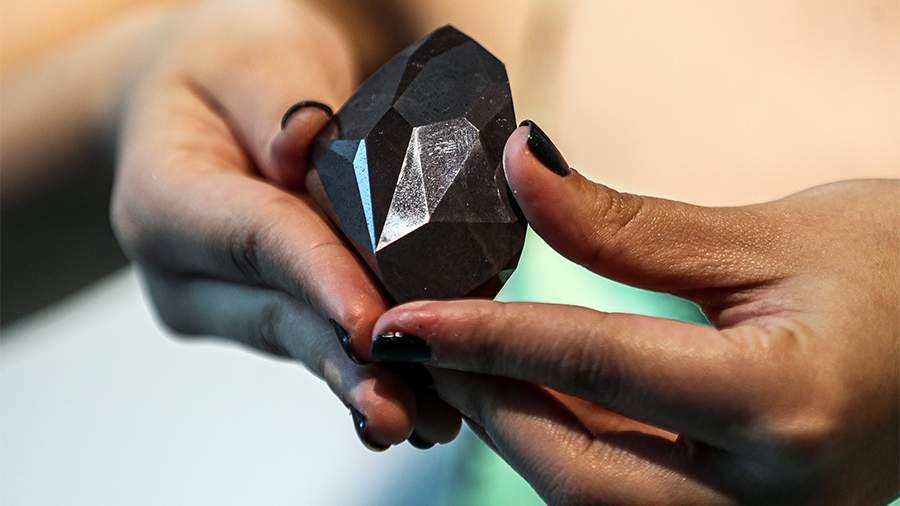 Черный бриллиант: свойства и фото украшений из камня
